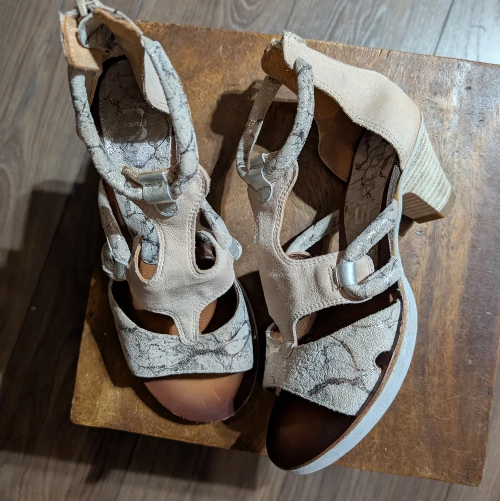 Mjus distressed heeled sandals - Picture 5 of 10